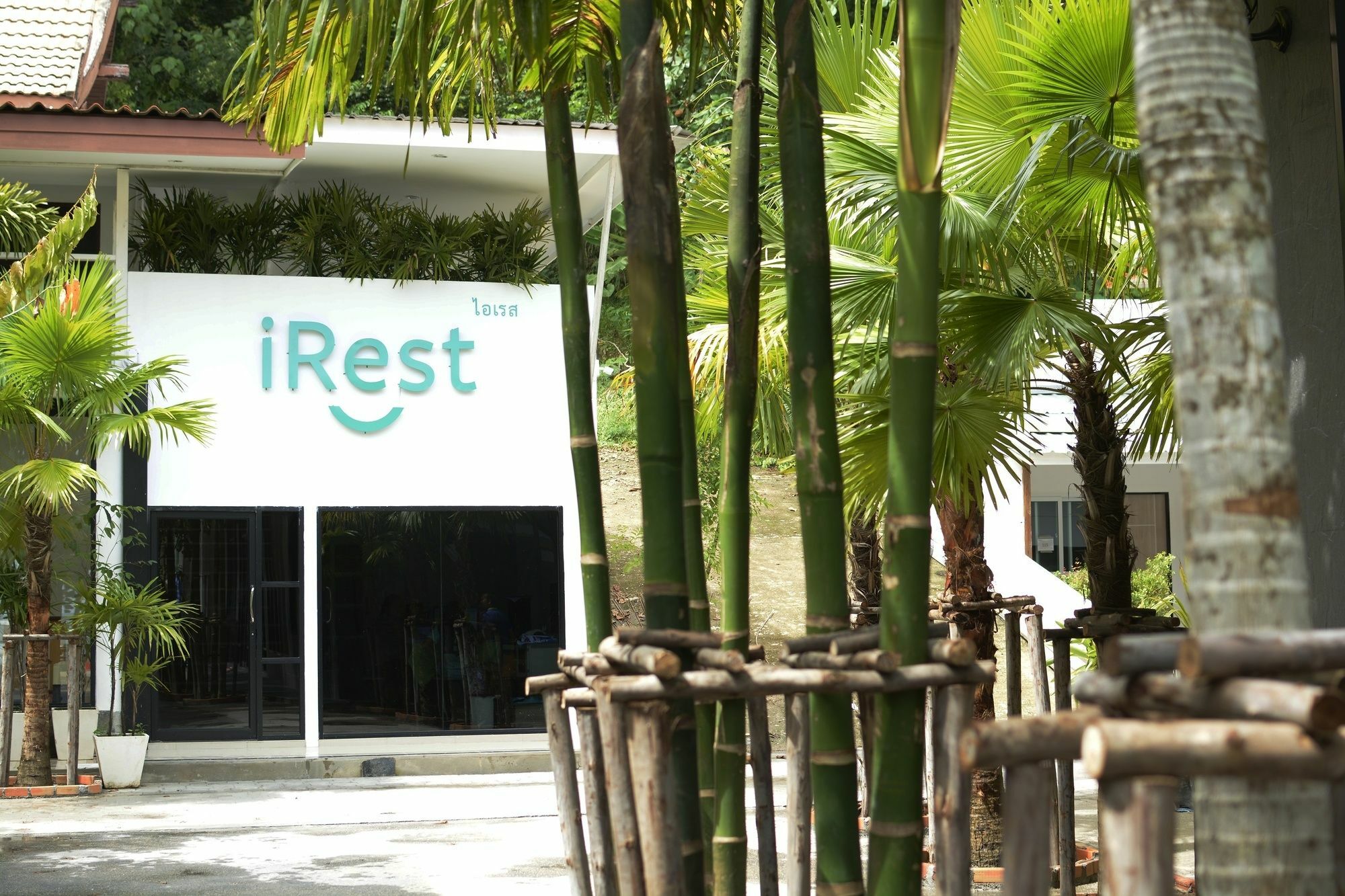 Ostello Irest Ao Nang Seafront Esterno foto