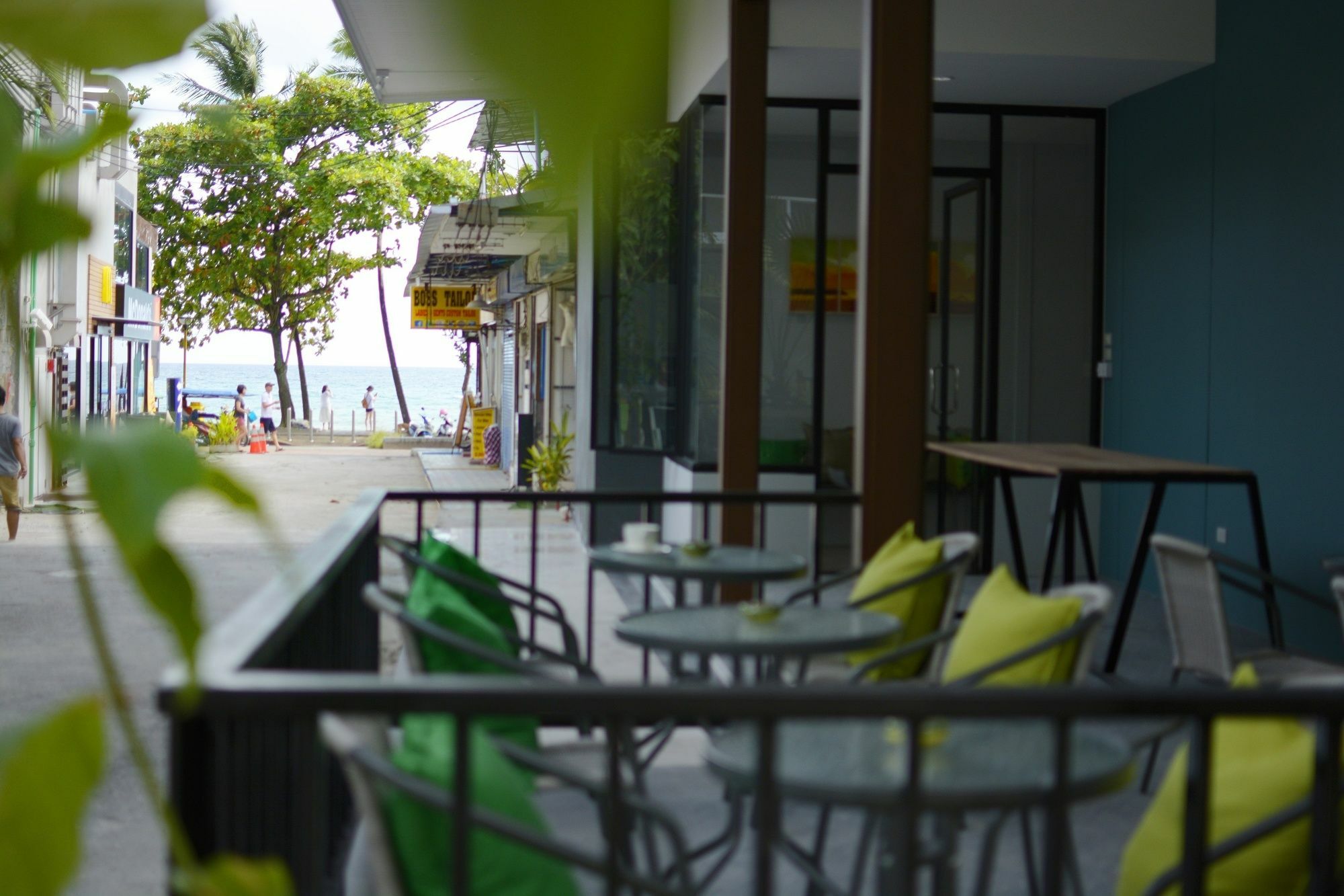 Ostello Irest Ao Nang Seafront Esterno foto